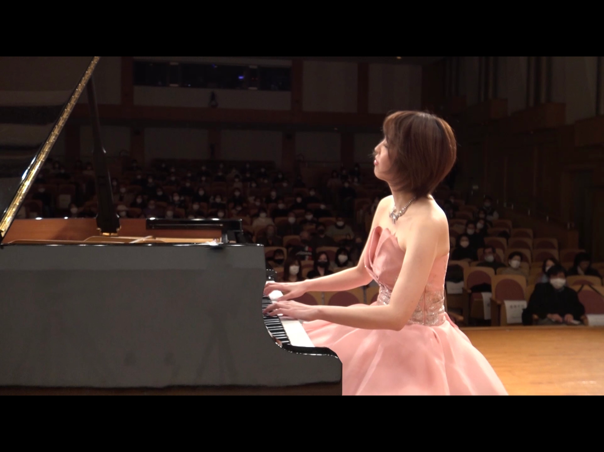 コンサートでピアノを演奏する野々村さん
