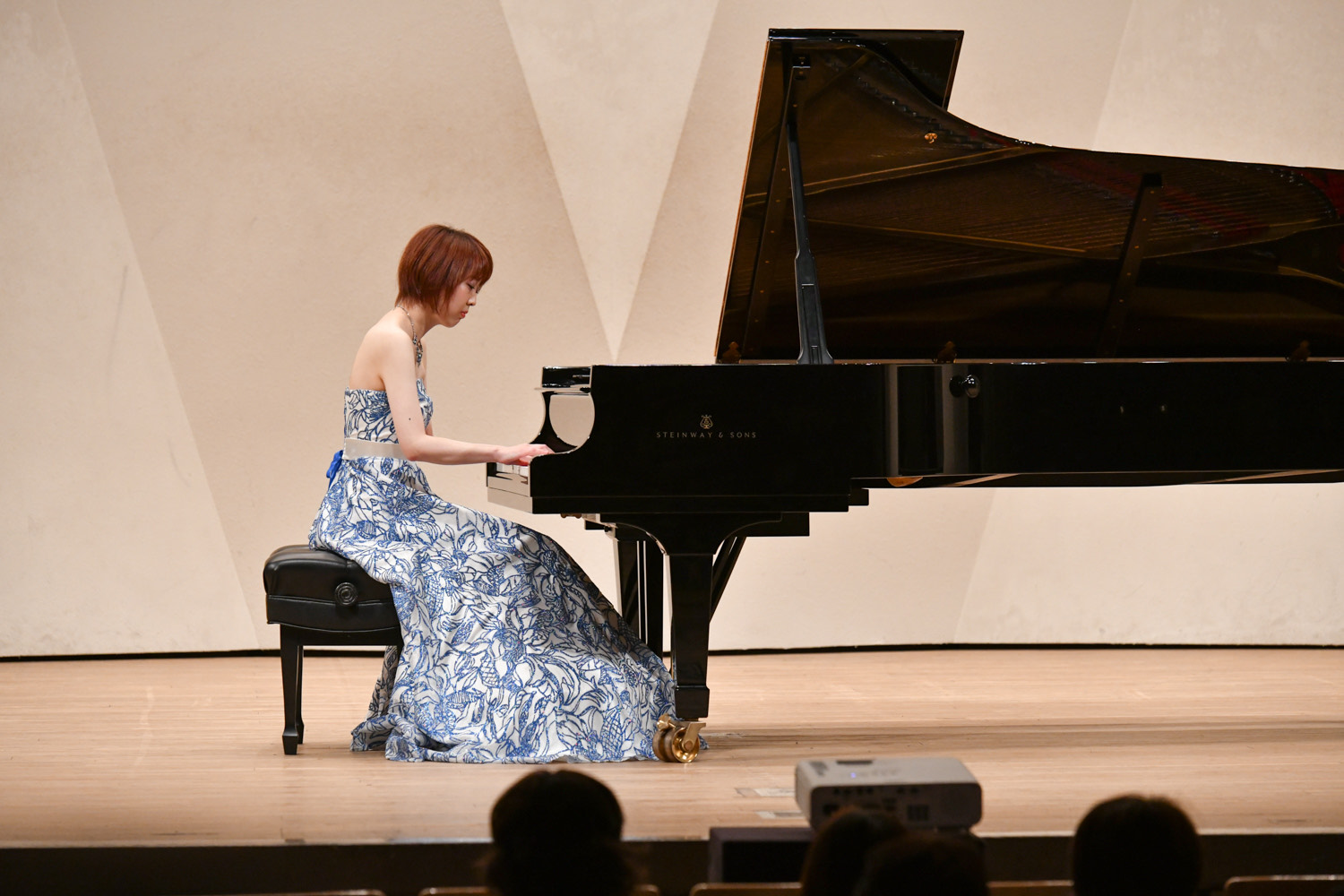 コンサートでピアノを演奏する野々村さん