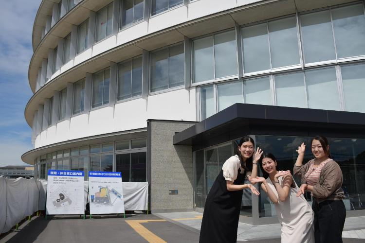 高砂市役所庁舎前でポーズをとる三人の女性の写真