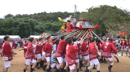 ふたつの神輿を激しくぶつけ合う様子