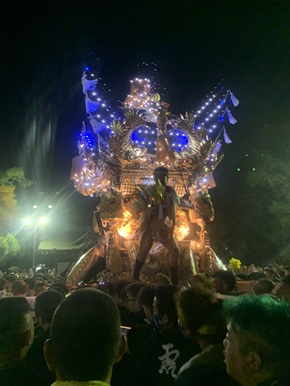 夜に電飾を灯した布団屋台の練りの様子