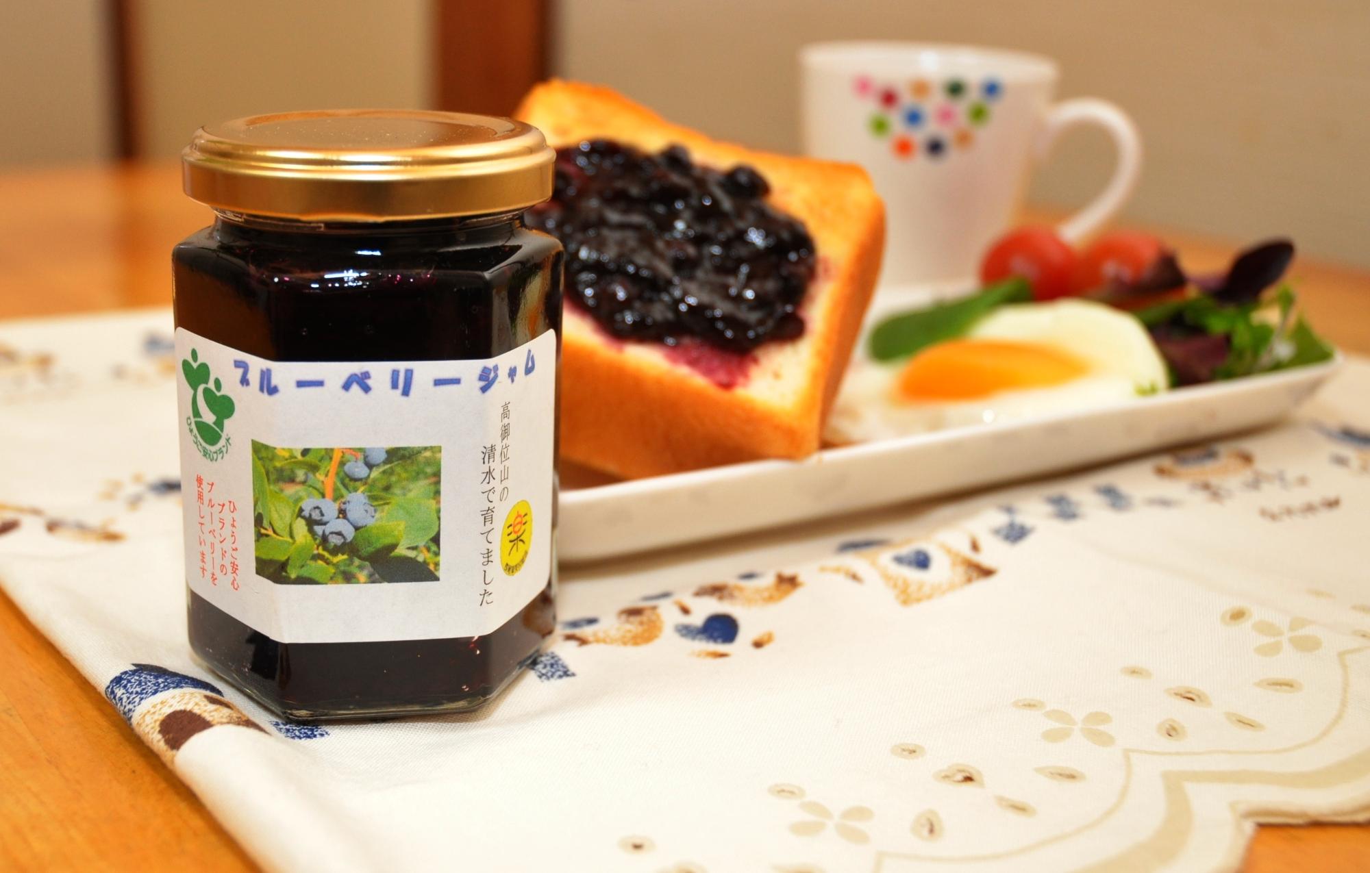 食卓に並んでいるブルーベリージャム