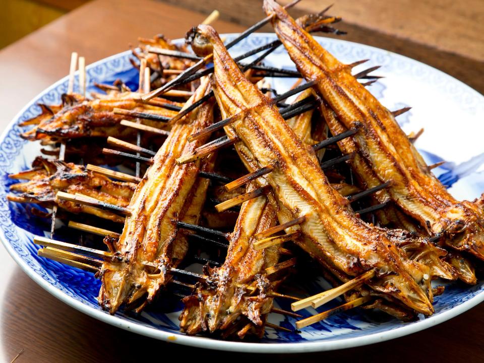 串に刺されて焼きあがったあなごの盛り