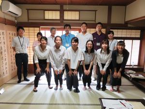 高砂未来一日研究所(意見交換会)の兵庫県立大学の学生たちと参加者一同が会場である高砂市観光交流ビューロー結びんの中でとった集合写真