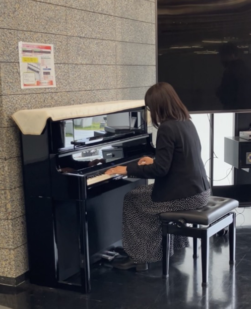ストリートピアノを楽しんでいるようす