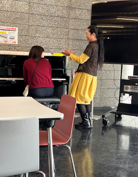 ストリートピアノを楽しんでいるようす