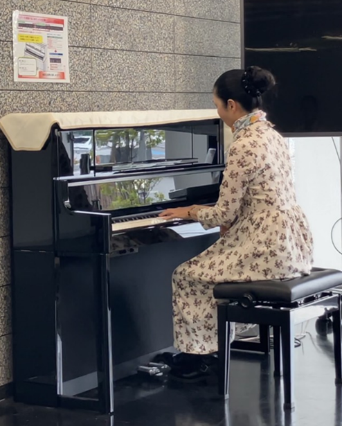 ストリートピアノを楽しんでいるようす