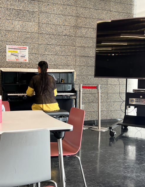 ストリートピアノを楽しんでいるようす