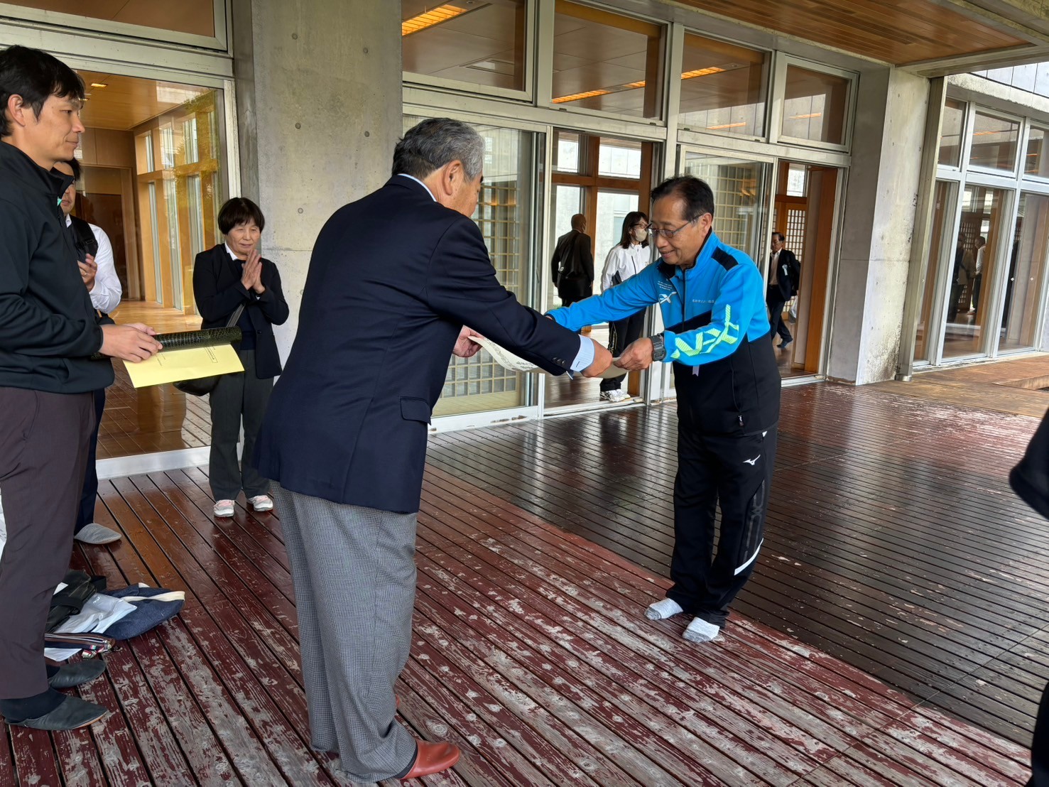 全国スポーツ推進委員研究会宮崎大会で表彰を受賞している様子の写真