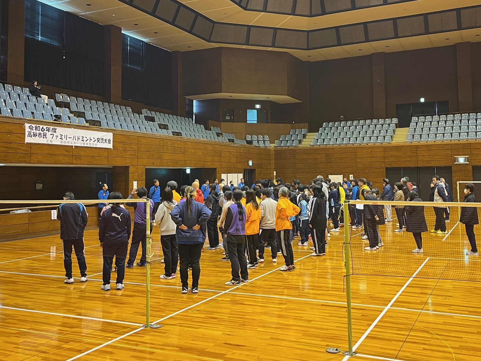 参加者が開会式に臨んでいる様子