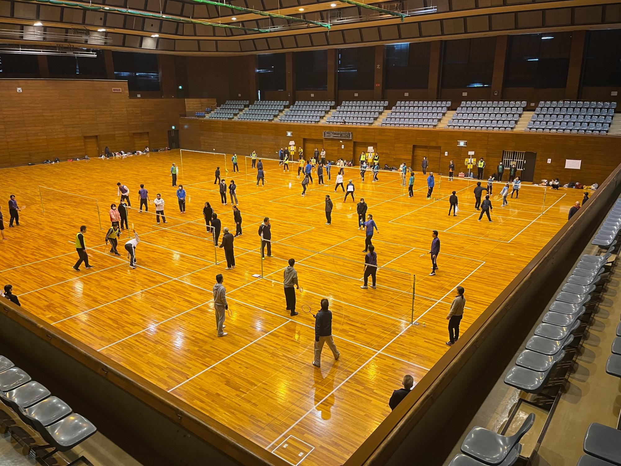 各コートで試合が行われている様子