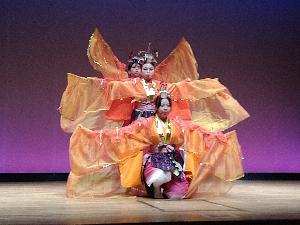 3人の演者が日本舞踊を踊っている写真