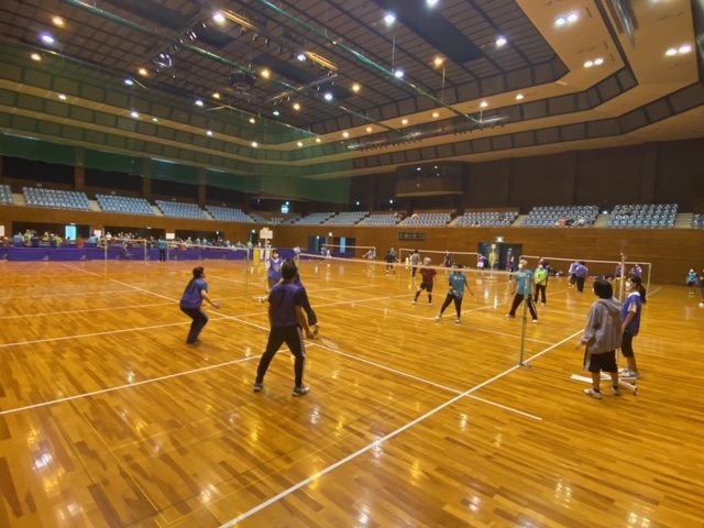 ファミリーバトミントンの試合を行っている写真