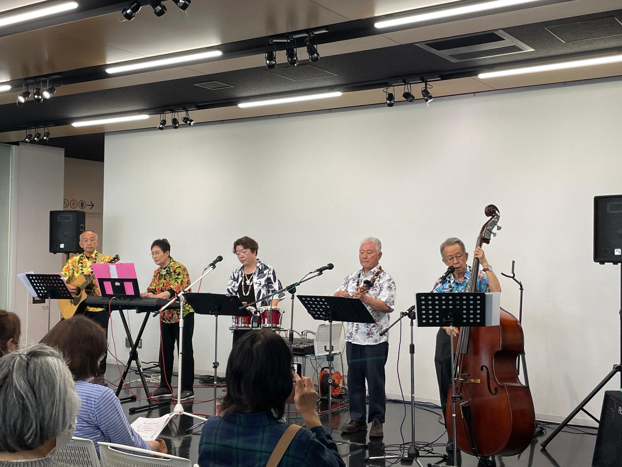 ハワイアンミュージックを演奏するグループ