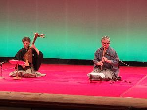 男性2人が薩摩琵琶と尺八を演奏している写真