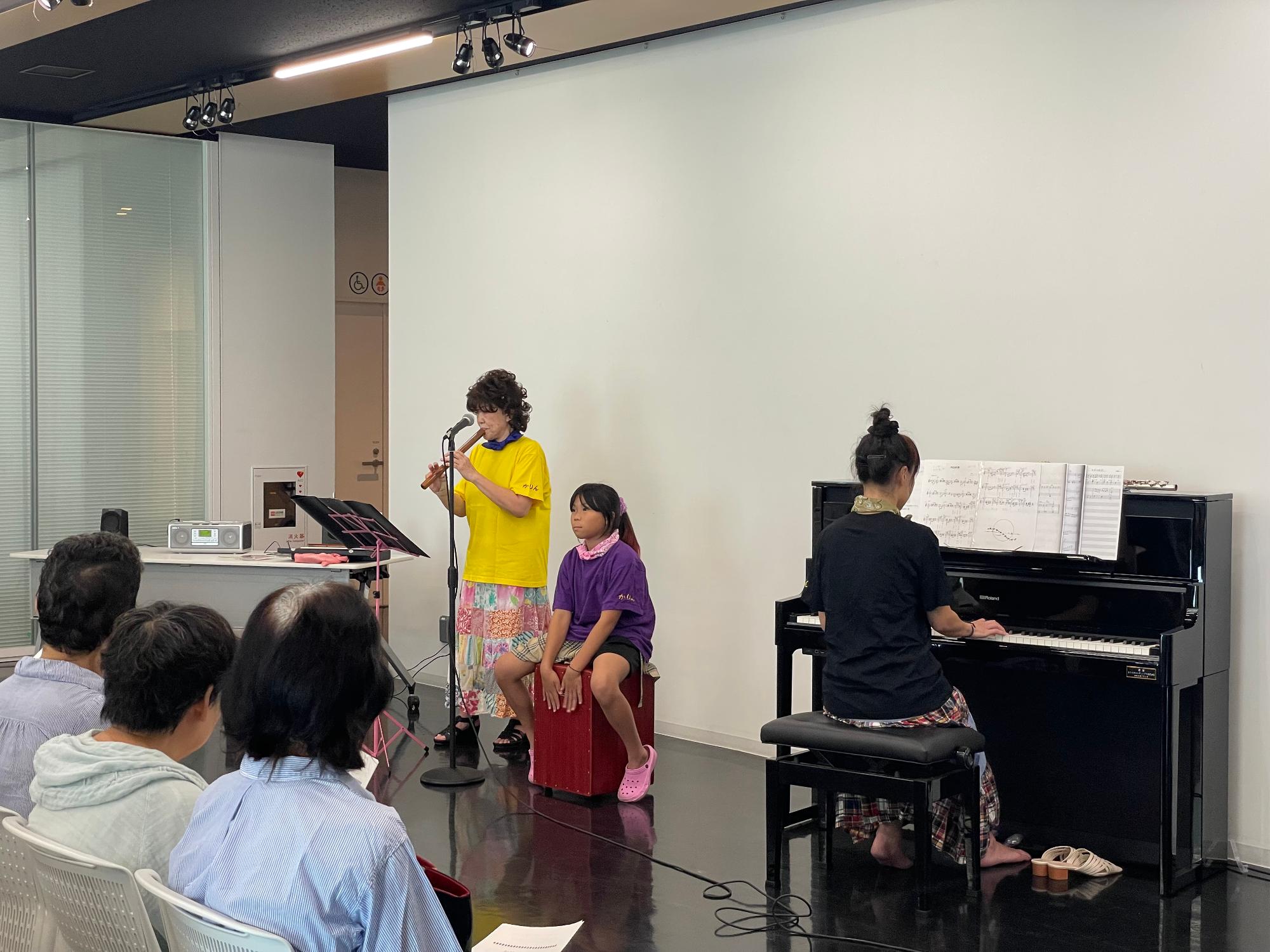 ケーナを吹き、カホンとピアノでセッション