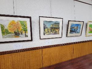 高砂町の紅葉の絵や、万灯祭の工楽邸が描かれている絵が並んで展示されている写真