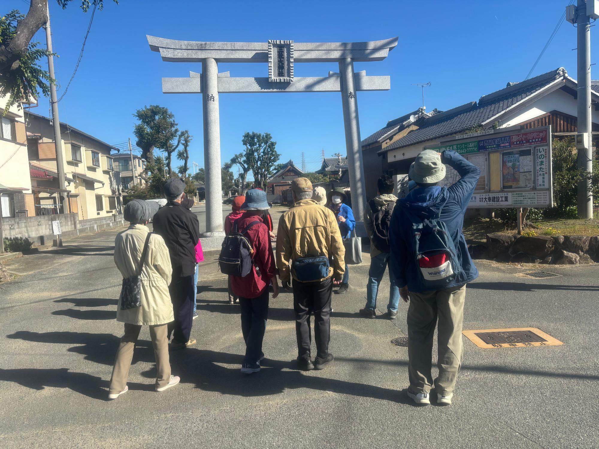 荒井のまち歩き 説明をきく参加者