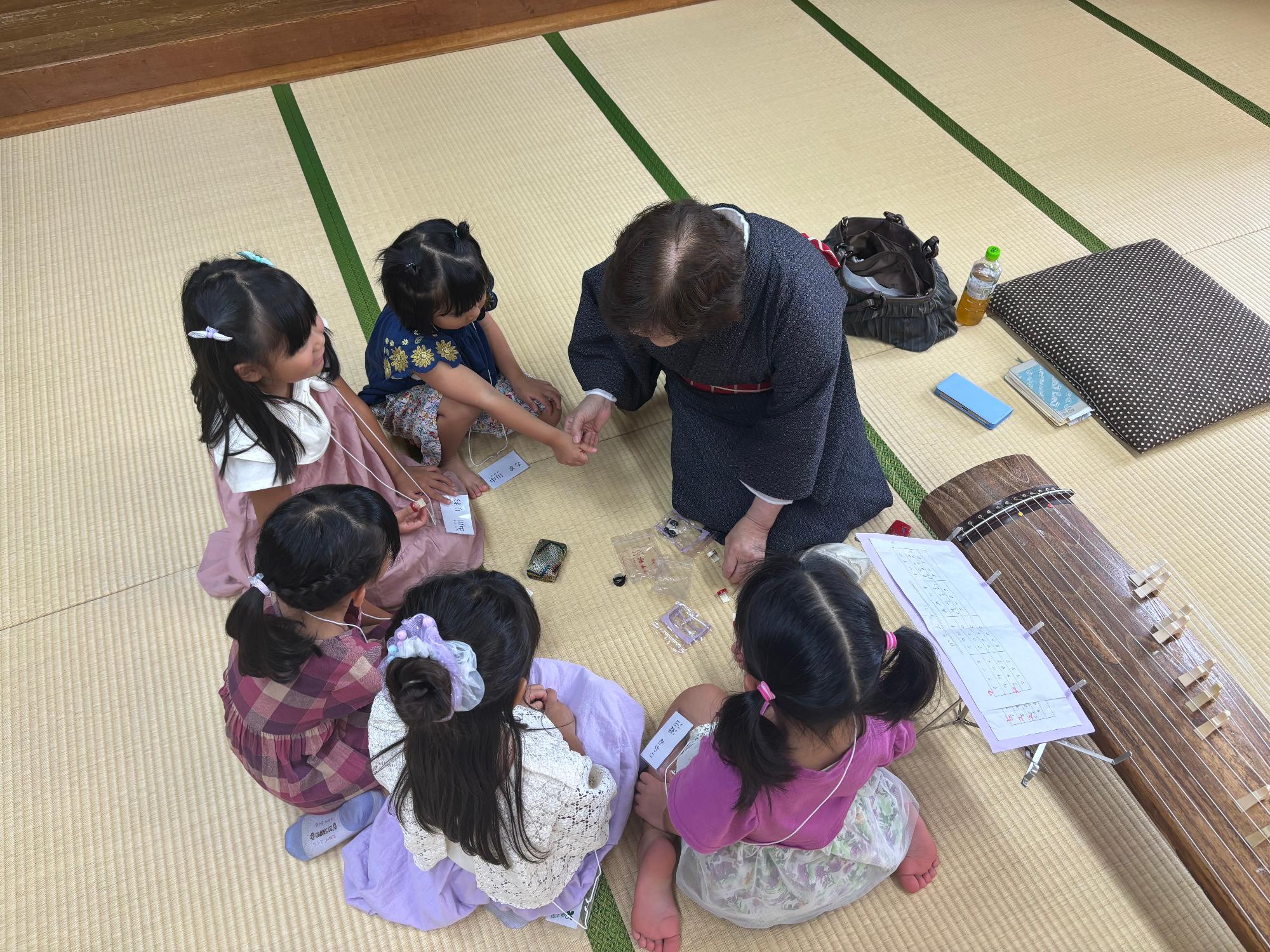 お琴の爪をえらぶ参加者たち