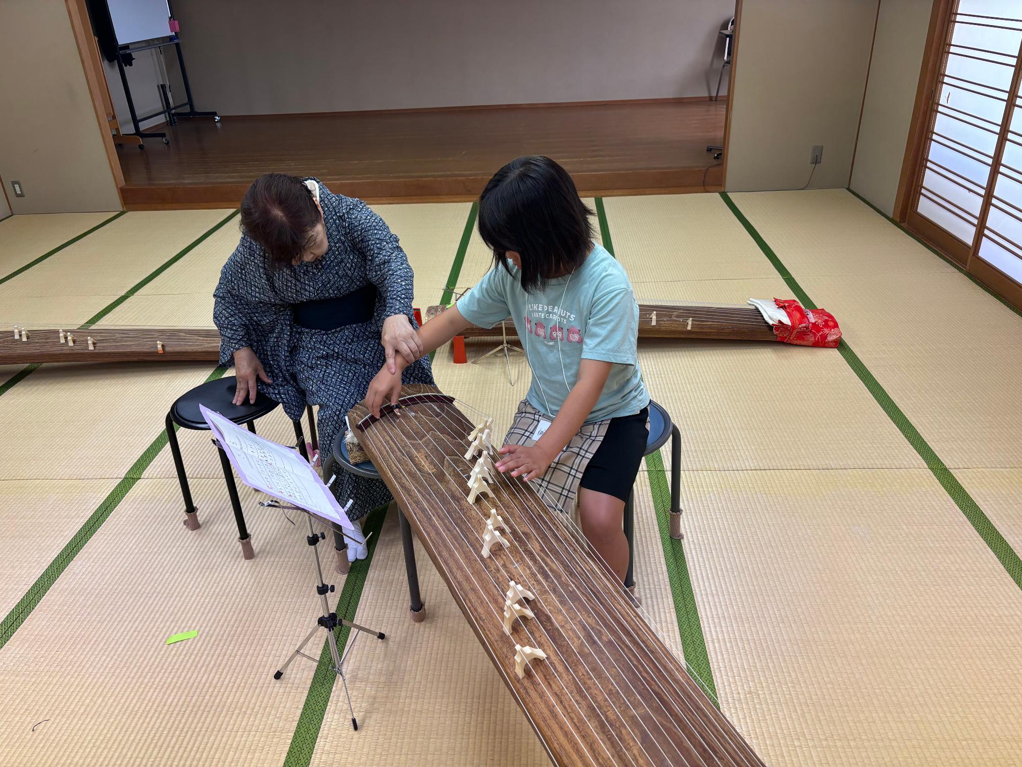 お琴の演奏を体験する参加者