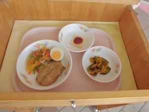 給食のお盆に乗せられている、ジャム付きクラッカーなどが盛り付けられた3つのお皿の写真