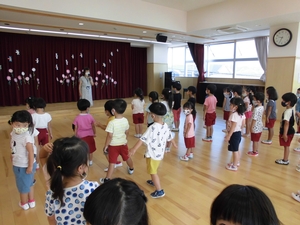 体育館で整列しているゆり組、すみれ組、ひまわり組の子供たちの写真