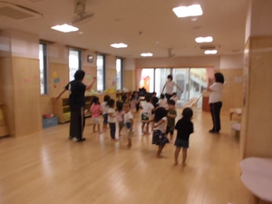 教室の中で体操をする子供たちの写真