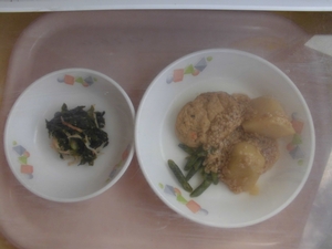 じゃがいもとがんものそぼろあんかけと、かにかまの酢の物の給食の写真
