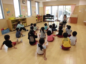 教室で先生の話を座って聞いているもも組生徒たちの写真