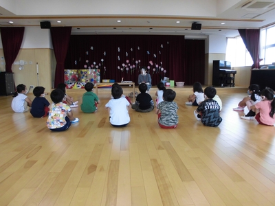体育館で先生の話を座って聞いているふじ組生徒たちの写真