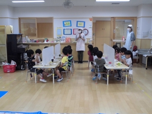 先生のあいさつに合わせていただきますのあいさつをする子供たちの写真