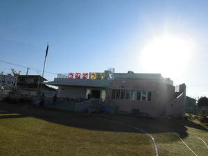 朝日の逆光に照らされるこども園施設の写真
