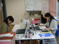 お子さんについての悩み相談対応「マミーサポート」の事務所内でふたりの女性職員が働いている様子の写真