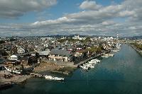 河川に隣接して栄える、高砂市の市街の遠景写真