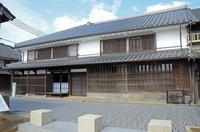 東面より撮影された、工楽松右衛門旧宅の外観の写真