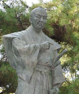 正面向かって左側より撮影された、初代工楽松右衛門の銅像の写真