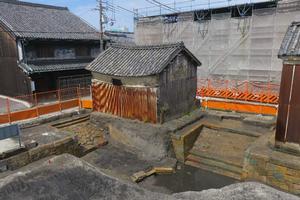 南堀川遺構の発掘調査風景の写真。写真下部に石垣や雁木等の遺構が良子な状態で露出しているのが確認できる
