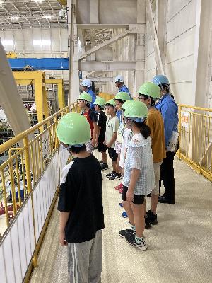 ガスタービン組立工場でガスタービンを組み立てている工程を見ました