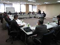 市内会議室における、高砂市歴史文化基本構想等策定委員会の討議風景の写真