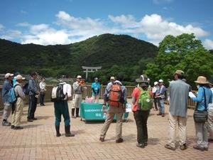 市ノ池公園にて、イベントの説明を受ける参加者たちの写真