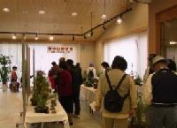 会場内にて展示物を観覧しているたくさんの人々の様子の写真