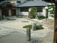 石床で舗装されている整然とした様子の西光寺境内の写真