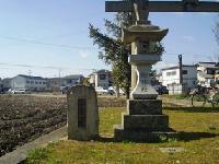 鳥居の横に建立されている石造りの灯篭と記念碑の写真