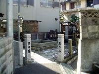 二対の石碑の奥にある井戸跡地の写真