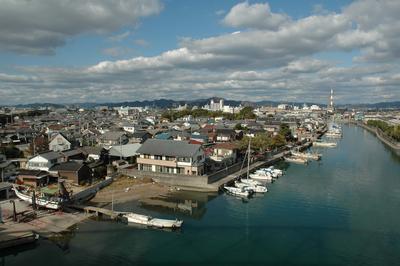 川に沿って立ち並ぶ住宅街の写真