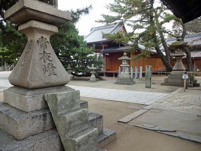 石彫りで「常夜灯」と書かれた石灯の写真