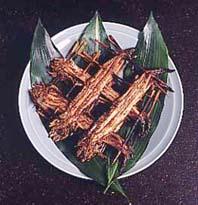 十字に重ね飾られた焼き穴子の上からの写真