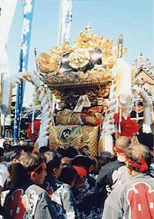 神輿の列を後ろから撮影した写真