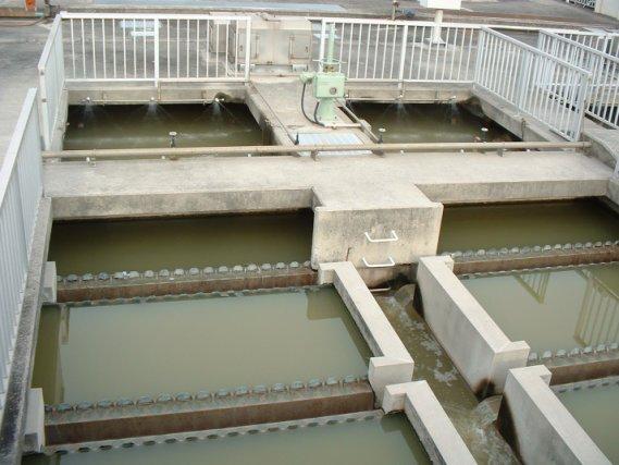 あらごみや砂を取る、水でいっぱいのプールが複数ある沈砂池の写真