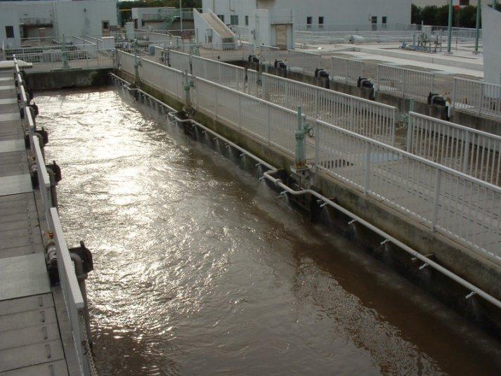 水路をたくさんの水が流れている反応タンクの写真